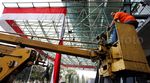 Jelang HUT RI, GBK Dihiasi Merah Putih