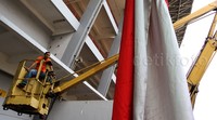 Selain umbul-umbul, petugas juga memasang bendera merah putih.