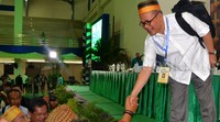 Hajriyanto Y. Thohari, Drs, MA menyalami peserta muktamar.