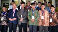 13 Pimpinan Muhammadiyah berfoto bersama.