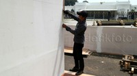 Pekerja melakukan persiapan perayaan HUT ke-70 RI di depan Istana Merdeka.