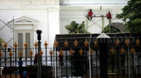 Bangunan istana juga dicat.