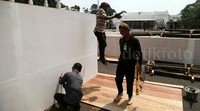 Pekerja mengukur panggung.