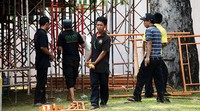 Sejumlah pekerja menyiapkan material yang digunakan untuk membuat panggung.