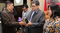 Kepala Pusat Pelaporan dan Analisis Transaksi Keuangan (PPATK) Muhammad Yusuf, memberikan cinderamata kepada Ketua Umum Dewan Pimpinan Nasional Perhimpunan Advokat Indonesia (DPN Peradi) Fauzie Yusuf Hasibuan.