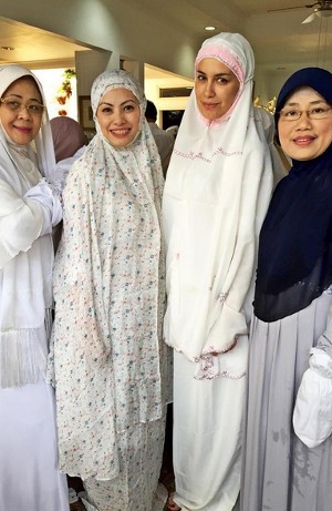 Cantiknya Sophia Latjuba Pakai Mukena Usai Salat