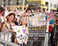 Mariah Carey langsung disambut sejumlah fans saat tiba di lokasi acara di Hollywood, California pada Rabu (5/8/2015) waktu setempat. Kevin Winter/Getty Images/detikFoto.