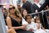 Tak sendiri, Mariah juga mengajak putra-putrinya, Monroe dan Moroccan di acara penganugerahan plaing tak terlupakan itu. REUTERS/Mario Anzuoni/detikFoto.