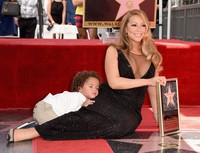 Tak mau lepas dari pangkuan Mariah, sang putra, Moroccan langsung menjadi sorotan fotografer. Kevin Winter/Getty Images/detikFoto.