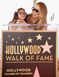 Sang kakak, Monroe juga tak mau kalah. Ia terlihat ikut memberikan suaranya saat sang ibu berpidato di podium. Kevin Winter/Getty Images/detikFoto.
