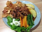 Mencicip Nasi Kuning Komplet dan Bistik Ayam yang Sedap Gurih!