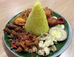 Mencicip Nasi Kuning Komplet dan Bistik Ayam yang Sedap Gurih!