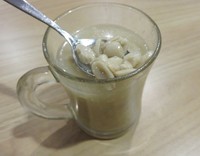 Wedang ini terasa unik, dengan isian kacang tanah yang dimasak hingga 5 jam membuat teksturnya empuk. Rasanya ,manis gurih dan hangat mirip seperti bajigur.