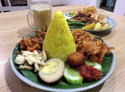 Mencicip Nasi Kuning Komplet dan Bistik Ayam yang Sedap Gurih!
