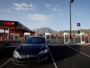 Waduh, Mobil Listrik Tesla S Juga Dibobol Hacker