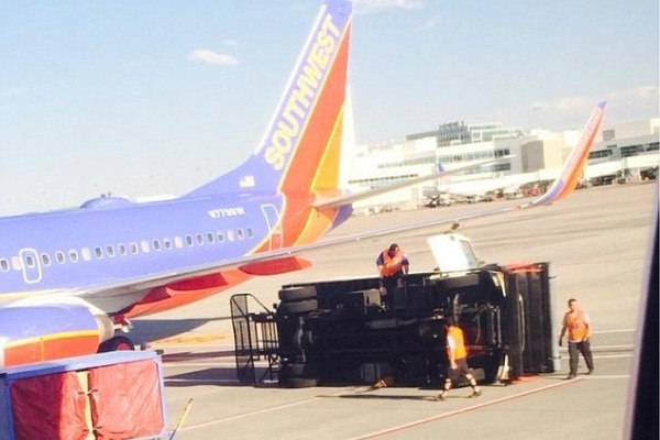 Penerbangan di AS Delay Gara-gara Pesawat Tabrak Mobil Katering