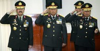 (Kiri ke kanan) Wakapolri Komjen Budi Gunawan, Irwasum Komjen Dwi Priyatno, dan Kabaintelkan Komjen Djoko Mukti memberikan penghormatan.