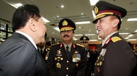Sejumlah pejabat Polri berbincang-bincang usai menghadiri acara pemberian penghargaan Bintang Bhayangkara Nararya kepada dua orang polisi Malaysia.