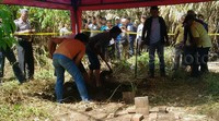 Dokter forensik dan sejumlah penyidik dari kepolisian juga hadir dalam pembongkaran makam tersebut.