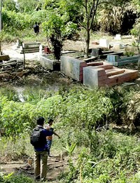 Pemakaman khusus mayat-mayat tanpa nama itu terletak di Kampung Cibunar, Kecamatan Tarogong Kidul, Garut, Jawa Barat.