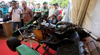Nasir meninjau salah satu produk yang dipamerkan.