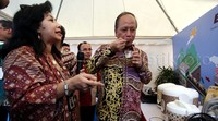 Nasir mencicipi makanan yang dipamerkan.
