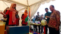 Nasir mendapat penjelasan di salah satu stand pameran.