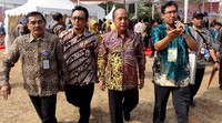 Nasir berkeliling pameran.
