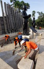 Jelang HUT RI, Patung Proklamator Dibersihkan