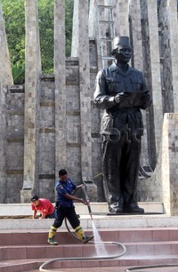 Di tempat inilah Bung Karno mengucap lantang kalimat Teks Proklamasi, pada 17 Agustus 1945 pukul 10.00 WIB dengan disaksikan seluruh rakyat Indonesia.