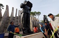 Wagub Djarot membersihkan patung Soekarno.