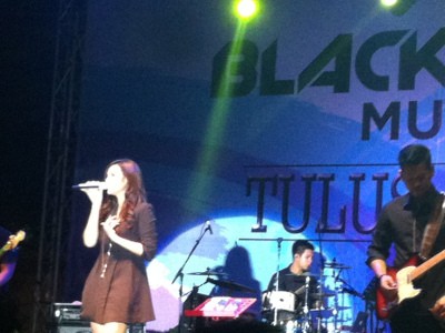 Raisa Bergalau Ria (Lagi) Lewat Hits Dewa 19