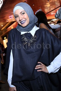 Penampilan Ratna Galih berhijab. Pool/Palevi S/detikFoto.