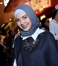 Ia pun tak segan-segan tampil nyentrik dengan lipstik ungu gelap di bibirnya. Pool/Palevi S/detikFoto.