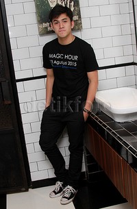 Cowok yang kerap dijodohkan dengan Anisa Rahma oleh para penggemarnya itu juga eksis di layar lebar lewat film '2014' dan 'MAGIC HOUR'. Pool/Gus Mun/detikFoto.