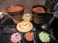Mie Aceh hadir dengan pilihan mie goreng dan mie kuah. Dilengkapi acar bawang, timun dan bawang goreng.