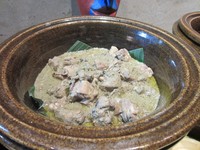 Gulai Bebek gurih dengan kuah kental dari santan.