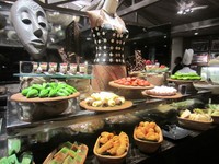 Aneka kue tradisional Indonesia yang legit bisa dinikmati sebagai penutup.