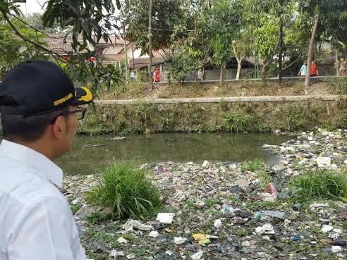 Ini Ekspresi Ridwan Kamil Lihat Sungai di Bandung Penuh Sampah