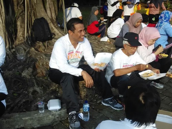 Mentan Amran Pagi Ini: Senam, Makan Nasi Jagung, Bagi-bagi E-Money