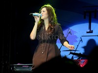 Raisa tampak cantik dibalut dress hitam yang sederhana.