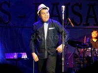 Tulus langsung mengajak para penonton berdansa romantis dengan dipayungi gerimis.