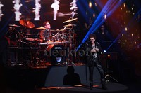 'Kepada Perang', 'Bla Bla Bla', 'Menjilat Matahari', 'Selamat Pagi Indonesia' menjadi empat lagu pertama yang menghentak.