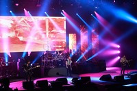 Meskipun terlihat sederhana, dari panggung konser keluar suara yang menggelegar.