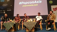 Risma (dua dari kiri) mengisi acara di Popcon Asia 2015. Menurutnya sebuah negara yang berhasil yakni negara yang memiliki sumber daya manusia (SDM) yang kreatif. Oleh karena itu dia mendorong anak-anak muda di Surabaya untuk mengembangkan industri kreatif.