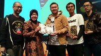 Risma menerima komik. Saat mengisi acara itu, Risma menekankan, sejak kecil anak-anak harus dibekali untuk dapat mengembangkan kreatifitasnya.