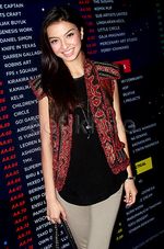 Kasual dengan Baju Tenun ala Raline Shah