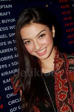 Kasual dengan Baju Tenun ala Raline Shah