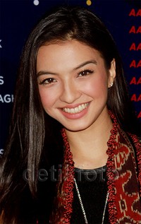Raline tampak cantik tersenyum di depan kamera. Pool/Gus Mun/detikFoto.