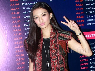 Kasual dengan Baju Tenun ala Raline Shah